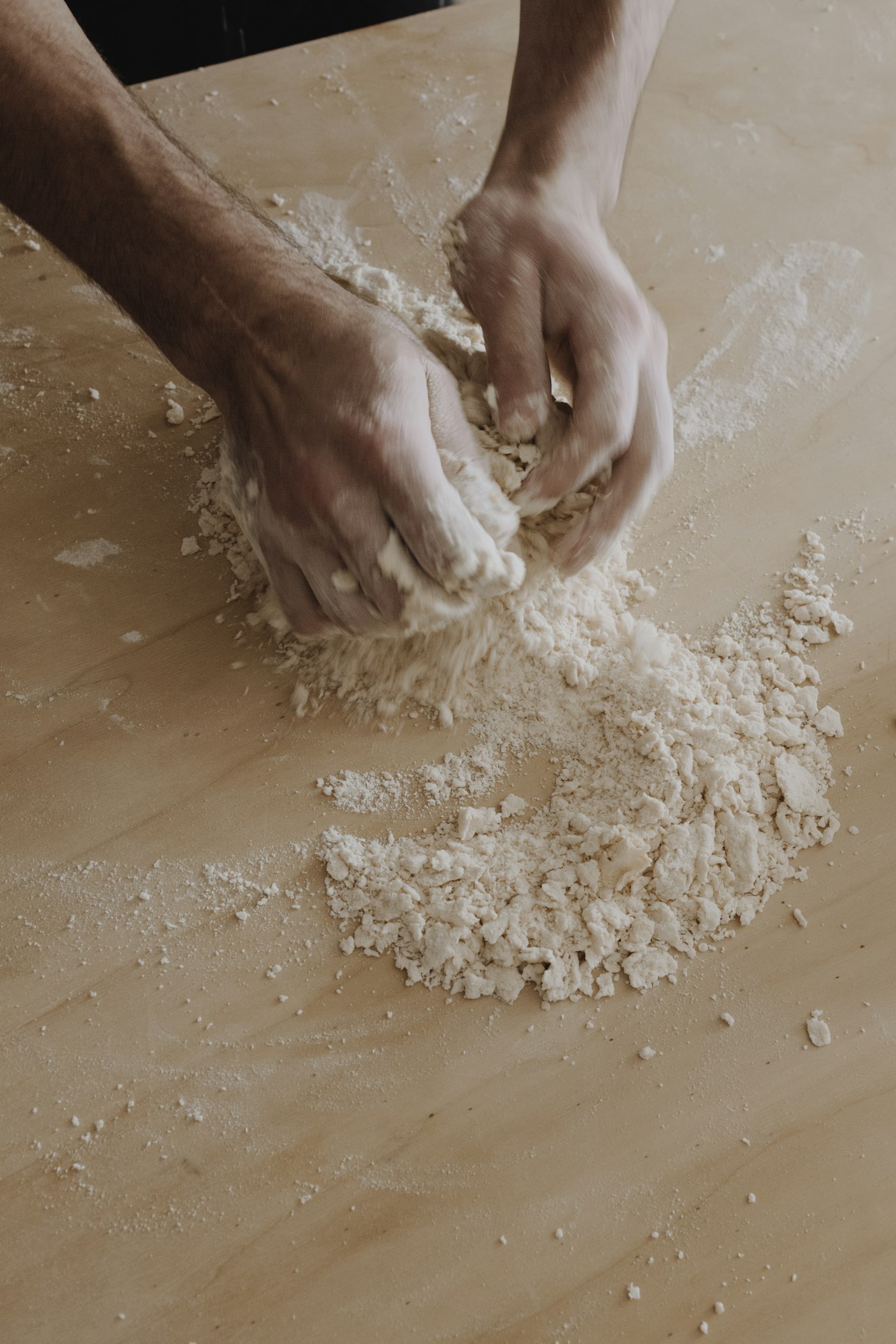Mains du boulanger façonnant un pâton