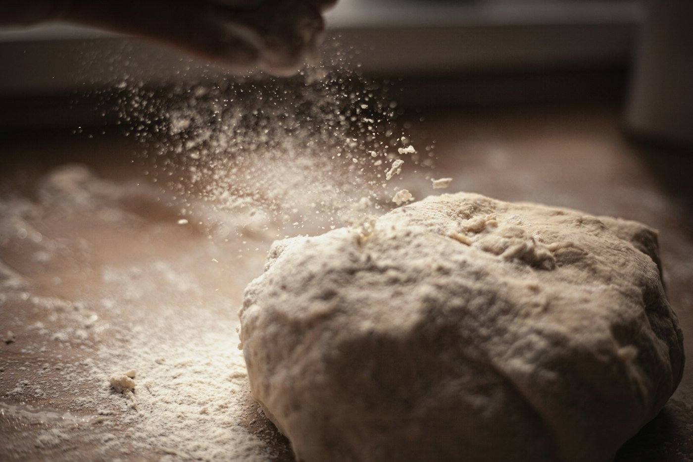 Pétrissage de la pâte à la main