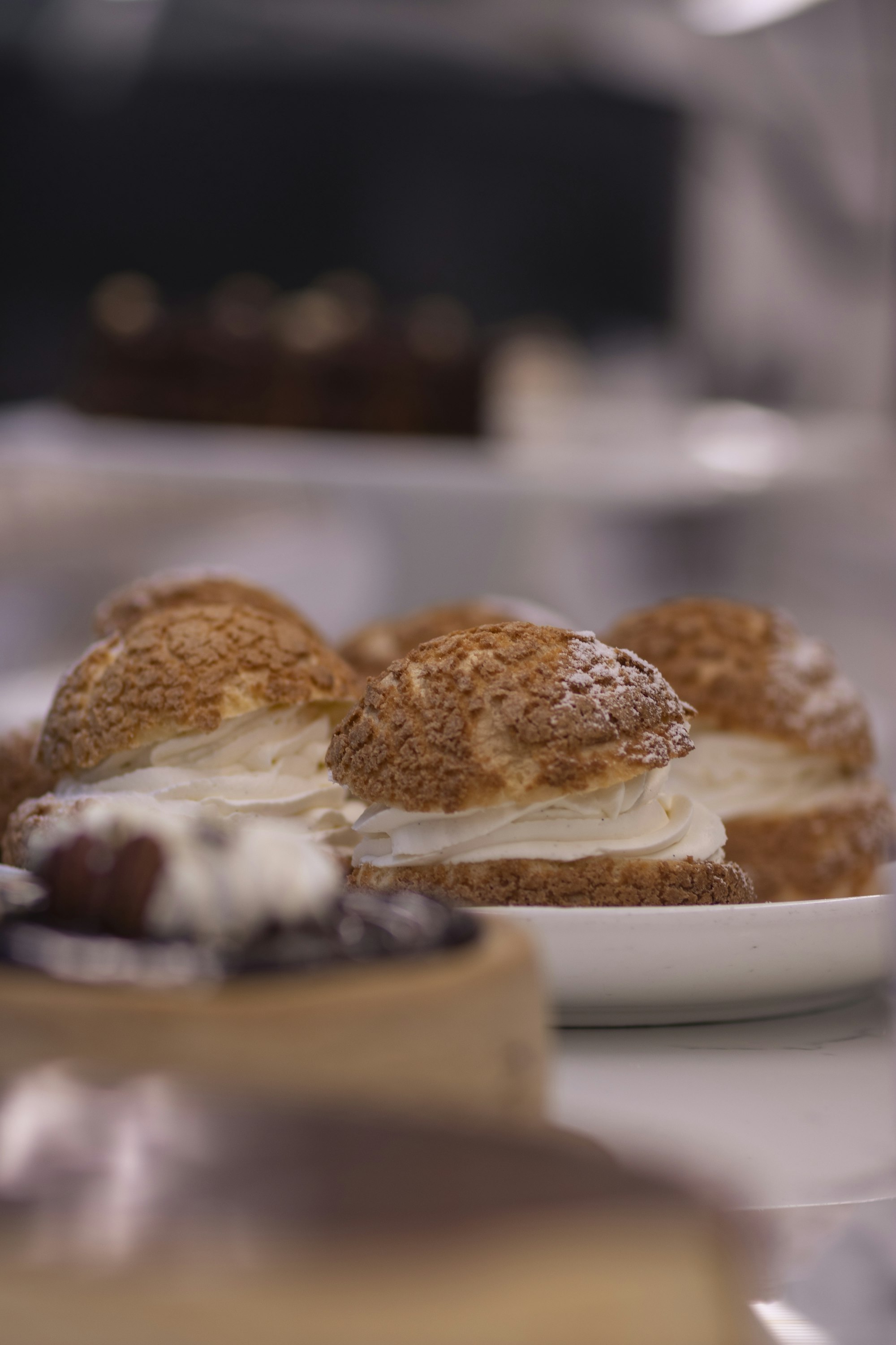 Choux pâtissiers garnis, photographiés sur fond sombre