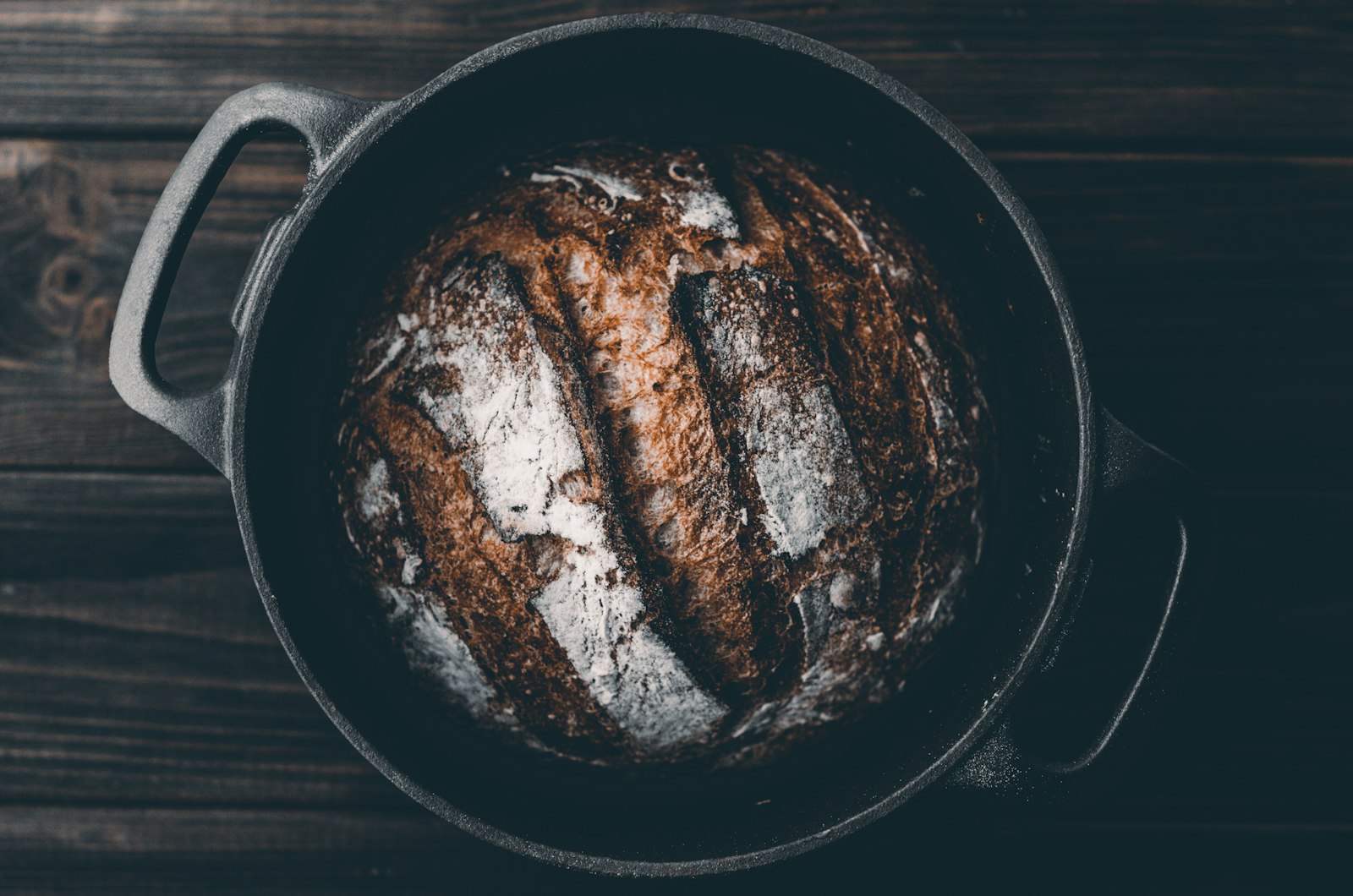 Pain de campagne grigné, sorti du four