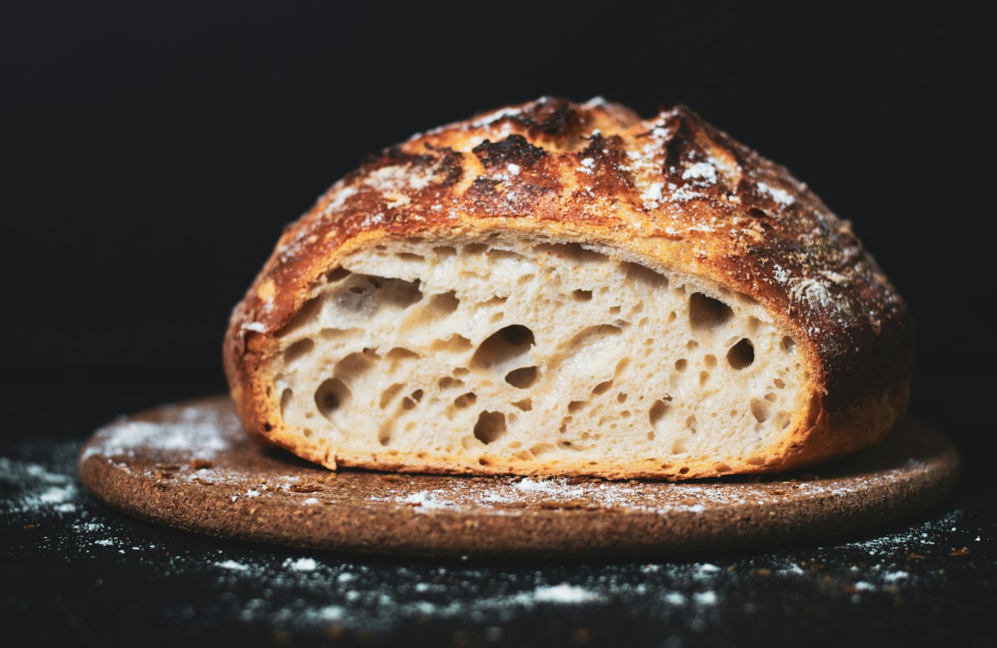 Mie alvéolée d'un pain au levain