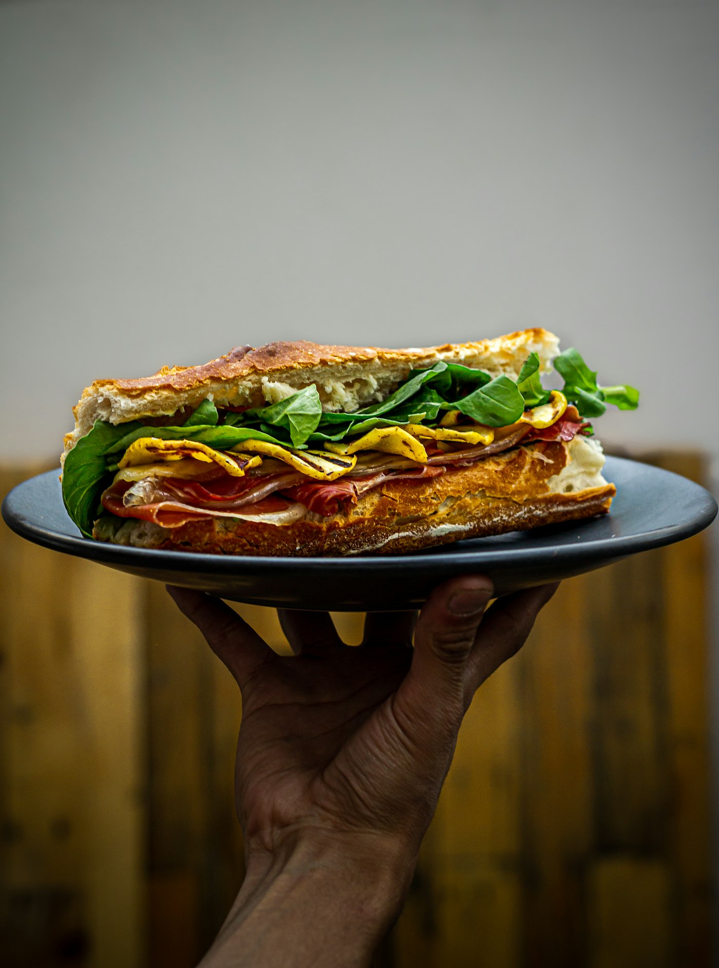 Sandwich tenu à la main
